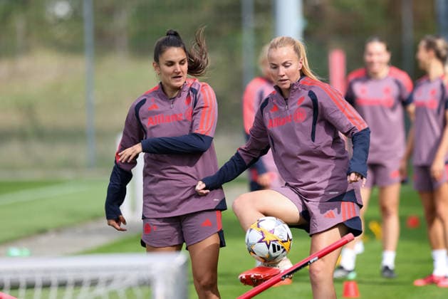 Jovana Damnjanovic (FC Bayern Muenchen, 09) mit Glodis Perla Viggosdottir (FC Bayern Muenchen, 04), GER, FC Bayern Muenchen Frauen Abschlusstraining, Fussball, UEFA Womens Champions League, Saison 2026 2027, 21.09.2026, GER, FC Bayern Muenchen Frauen Abschlusstraining, Fussball, UEFA Womens Champions League, Saison 2026 2027, 21.09.2026 Muenchen Copyright: xEibner-Pressefoto JennixMaulx EP_JML