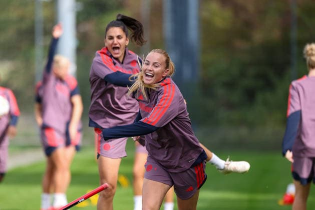 Glodis Perla Viggosdottir (FC Bayern Muenchen, 04) jubelt im Training, mit Jovana Damnjanovic (FC Bayern Muenchen, 09), gute Laune, Emotionen, Freude, lachen, GER, FC Bayern Muenchen Frauen Abschlusstraining, Fussball, UEFA Womens Champions League, Saison 2026 2027, 21.09.2026, GER, FC Bayern Muenchen Frauen Abschlusstraining, Fussball, UEFA Womens Champions League, Saison 2026 2027, 21.09.2026 Muenchen Copyright: xEibner-Pressefoto JennixMaulx EP_JML