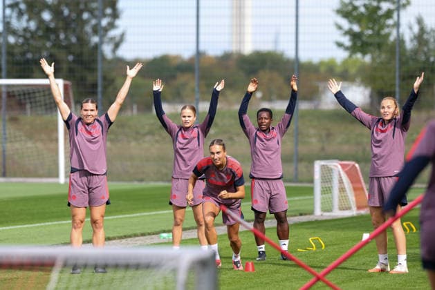 Jana Kappes (FC Bayern Muenchen) laeuft, mit Vanessa Gilles (FC Bayern Muenchen, 02), Sophie Proost (FC Bayern Muenchen, 23), Bernadette Amani (FC Bayern Muenchen, 15) und Glodis Perla Viggosdottir (FC Bayern Muenchen, 04), GER, FC Bayern Muenchen Frauen Abschlusstraining, Fussball, UEFA Womens Champions League, Saison 2026 2027, 21.09.2026, GER, FC Bayern Muenchen Frauen Abschlusstraining, Fussball, UEFA Womens Champions League, Saison 2026 2027, 21.09.2026 Muenchen Copyright: xEibner-Pressefoto JennixMaulx EP_JML