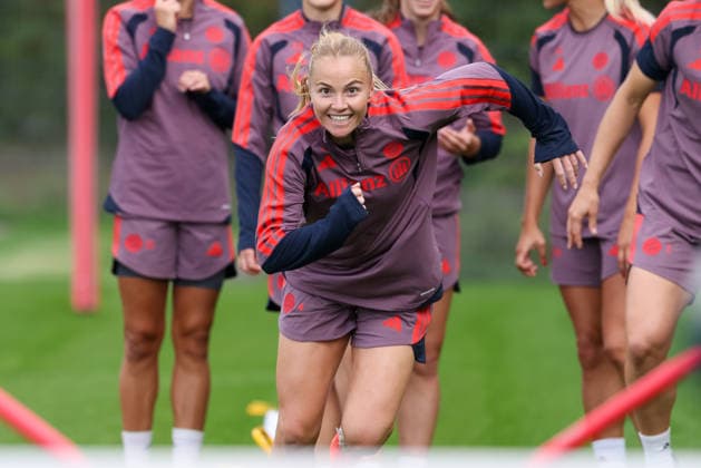 Glodis Perla Viggosdottir (FC Bayern Muenchen, 04), gute Laune, Emotionen, Freude, lachen, GER, FC Bayern Muenchen Frauen Abschlusstraining, Fussball, UEFA Womens Champions League, Saison 2026 2027, 21.09.2026, GER, FC Bayern Muenchen Frauen Abschlusstraining, Fussball, UEFA Womens Champions League, Saison 2026 2027, 21.09.2026 Muenchen Copyright: xEibner-Pressefoto JennixMaulx EP_JML