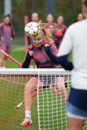 Kopfball Glodis Perla Viggosdottir (FC Bayern Muenchen, 04), GER, FC Bayern Muenchen Frauen Abschlusstraining, Fussball, UEFA Womens Champions League, Saison 2026 2027, 21.09.2026, GER, FC Bayern Muenchen Frauen Abschlusstraining, Fussball, UEFA Womens Champions League, Saison 2026 2027, 21.09.2026 Muenchen Copyright: xEibner-Pressefoto JennixMaulx EP_JML