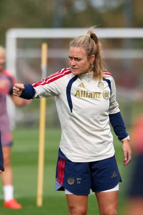 Clara Schoene (FC Bayern Muenchen, Co-Trainerin), GER, FC Bayern Muenchen Frauen Abschlusstraining, Fussball, UEFA Womens Champions League, Saison 2026 2027, 21.09.2026, GER, FC Bayern Muenchen Frauen Abschlusstraining, Fussball, UEFA Womens Champions League, Saison 2026 2027, 21.09.2026 Muenchen Copyright: xEibner-Pressefoto JennixMaulx EP_JML