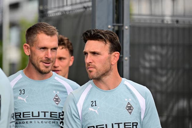 21.09.2026; Moenchengladbach; Fussball, Herren, Saison 2026 2027, Training Borussia Moenchengladbach Torwart Tobias Sippel (Gladbach); im Hintergrund links Torwart Daniel Batz (Gladbach) DFL regulations prohibit any use of photographs as image sequences and or quasi-video. ista-Borussia-Park Nordrhein-Westfalen Deutschland