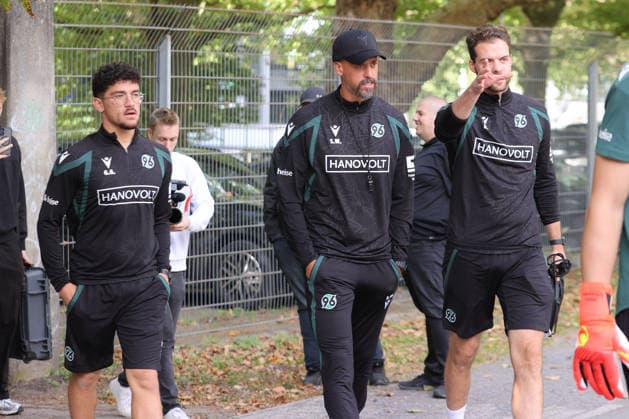 21.09.2026, xtgx, Fussball - 2.Bundesliga Hannover 96 - Training emspor, v.l. Sandro Wagner (Hannover, Trainer) mit seinem Trainerteam (DFL DFB REGULATIONS PROHIBIT ANY USE OF PHOTOGRAPHS as IMAGE SEQUENCES and or QUASI-VIDEO) Hannover