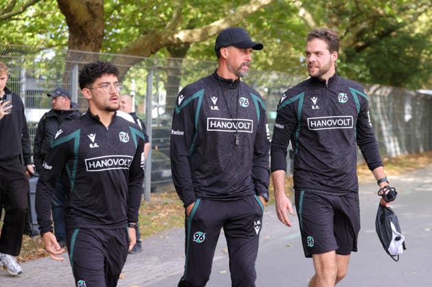 21.09.2026, xtgx, Fussball - 2.Bundesliga Hannover 96 - Training emspor, v.l. Sandro Wagner (Hannover, Trainer) mit seinem Trainerteam (DFL DFB REGULATIONS PROHIBIT ANY USE OF PHOTOGRAPHS as IMAGE SEQUENCES and or QUASI-VIDEO) Hannover