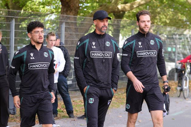 21.09.2026, xtgx, Fussball - 2.Bundesliga Hannover 96 - Training emspor, v.l. Sandro Wagner (Hannover, Trainer) mit seinem Trainerteam (DFL DFB REGULATIONS PROHIBIT ANY USE OF PHOTOGRAPHS as IMAGE SEQUENCES and or QUASI-VIDEO) Hannover