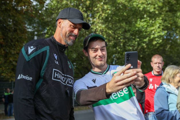 21.09.2026, xtgx, Fussball - 2.Bundesliga Hannover 96 - Training emspor, v.l. Sandro Wagner (Hannover, Trainer) macht Selfies Fotos mit den Fans (DFL DFB REGULATIONS PROHIBIT ANY USE OF PHOTOGRAPHS as IMAGE SEQUENCES and or QUASI-VIDEO) Hannover