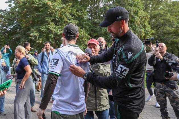 21.09.2026, xtgx, Fussball - 2.Bundesliga Hannover 96 - Training emspor, v.l. Sandro Wagner (Hannover, Trainer) schreibt Autogramme (DFL DFB REGULATIONS PROHIBIT ANY USE OF PHOTOGRAPHS as IMAGE SEQUENCES and or QUASI-VIDEO) Hannover