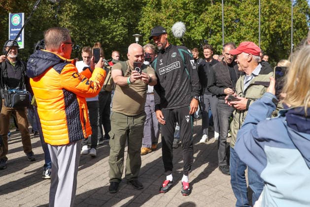 21.09.2026, xtgx, Fussball - 2.Bundesliga Hannover 96 - Training emspor, v.l. Sandro Wagner (Hannover, Trainer) macht Selfies Fotos mit den Fans (DFL DFB REGULATIONS PROHIBIT ANY USE OF PHOTOGRAPHS as IMAGE SEQUENCES and or QUASI-VIDEO) Hannover
