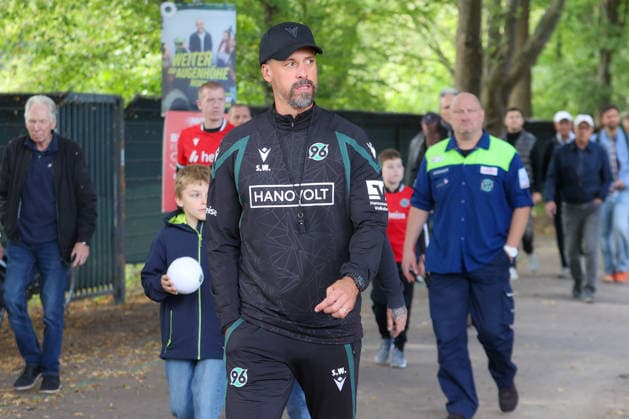 21.09.2026, xtgx, Fussball - 2.Bundesliga Hannover 96 - Training emspor, v.l. Sandro Wagner (Hannover, Trainer) (DFL DFB REGULATIONS PROHIBIT ANY USE OF PHOTOGRAPHS as IMAGE SEQUENCES and or QUASI-VIDEO) Hannover