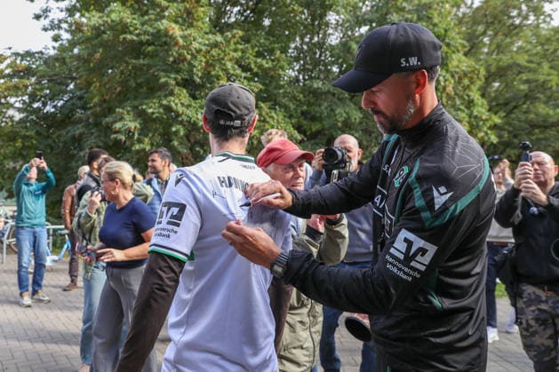 21.09.2026, xtgx, Fussball - 2.Bundesliga Hannover 96 - Training emspor, v.l. Sandro Wagner (Hannover, Trainer) schreibt Autogramme (DFL DFB REGULATIONS PROHIBIT ANY USE OF PHOTOGRAPHS as IMAGE SEQUENCES and or QUASI-VIDEO) Hannover