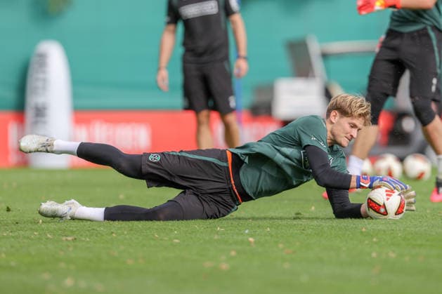 21.09.2026, xtgx, Fussball - 2.Bundesliga Hannover 96 - Training emspor, v.l. Pascal Loretz (Hannover, 1) am Ball, plays the ball (DFL DFB REGULATIONS PROHIBIT ANY USE OF PHOTOGRAPHS as IMAGE SEQUENCES and or QUASI-VIDEO) Hannover