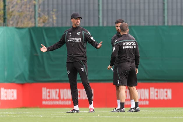 21.09.2026, xtgx, Fussball - 2.Bundesliga Hannover 96 - Training emspor, v.l. Sandro Wagner (Hannover, Trainer) gibt Anweisungen, gestikuliert mit den Armen, gesticulate, gives instructions (DFL DFB REGULATIONS PROHIBIT ANY USE OF PHOTOGRAPHS as IMAGE SEQUENCES and or QUASI-VIDEO) Hannover