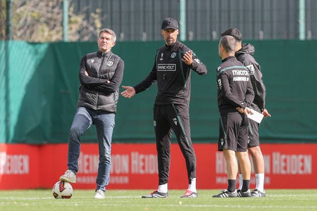 21.09.2026, xtgx, Fussball - 2.Bundesliga Hannover 96 - Training emspor, v.l. Ralf Becker (Hannover, Sportdirektor) und Sandro Wagner (Hannover, Trainer) (DFL DFB REGULATIONS PROHIBIT ANY USE OF PHOTOGRAPHS as IMAGE SEQUENCES and or QUASI-VIDEO) Hannover