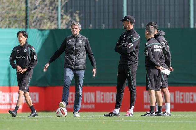 21.09.2026, xtgx, Fussball - 2.Bundesliga Hannover 96 - Training emspor, v.l. Ralf Becker (Hannover, Sportdirektor) und Sandro Wagner (Hannover, Trainer) (DFL DFB REGULATIONS PROHIBIT ANY USE OF PHOTOGRAPHS as IMAGE SEQUENCES and or QUASI-VIDEO) Hannover