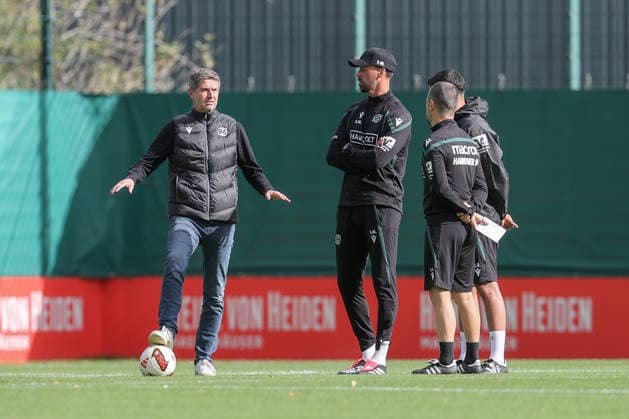 21.09.2026, xtgx, Fussball - 2.Bundesliga Hannover 96 - Training emspor, v.l. Ralf Becker (Hannover, Sportdirektor) und Sandro Wagner (Hannover, Trainer) (DFL DFB REGULATIONS PROHIBIT ANY USE OF PHOTOGRAPHS as IMAGE SEQUENCES and or QUASI-VIDEO) Hannover