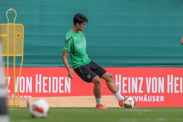 21.09.2026, xtgx, Fussball - 2.Bundesliga Hannover 96 - Training emspor, v.l. Asuma Ikari (Hannover, 32) am Ball, plays the ball (DFL DFB REGULATIONS PROHIBIT ANY USE OF PHOTOGRAPHS as IMAGE SEQUENCES and or QUASI-VIDEO) Hannover