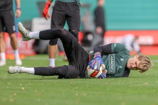 21.09.2026, xtgx, Fussball - 2.Bundesliga Hannover 96 - Training emspor, v.l. Pascal Loretz (Hannover, 1) am Ball, plays the ball (DFL DFB REGULATIONS PROHIBIT ANY USE OF PHOTOGRAPHS as IMAGE SEQUENCES and or QUASI-VIDEO) Hannover