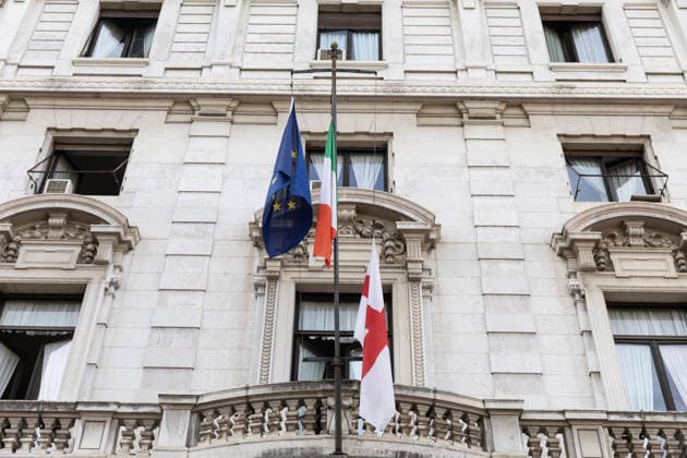 IPA88801021 - Milan, September 21, 2026, Piazza della Scala, Palazzo Beltrami with flags at half-mast in mourning for Sandro Mazzola, former Inter player  Copyright: xFrancescoxEnriquezx xFrancescoxEnriquezx 0867421765st