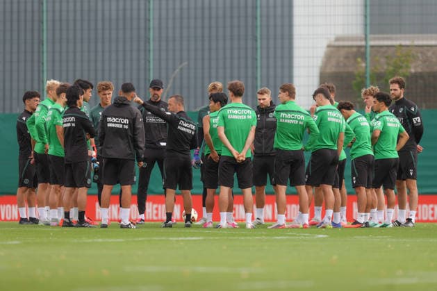 21.09.2026, xtgx, Fussball - 2.Bundesliga Hannover 96 - Training emspor, v.l. Hannover im Mannschaftskreis (DFL DFB REGULATIONS PROHIBIT ANY USE OF PHOTOGRAPHS as IMAGE SEQUENCES and or QUASI-VIDEO) Hannover