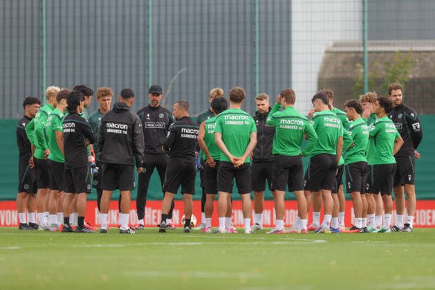 21.09.2026, xtgx, Fussball - 2.Bundesliga Hannover 96 - Training emspor, v.l. Hannover im Mannschaftskreis (DFL DFB REGULATIONS PROHIBIT ANY USE OF PHOTOGRAPHS as IMAGE SEQUENCES and or QUASI-VIDEO) Hannover