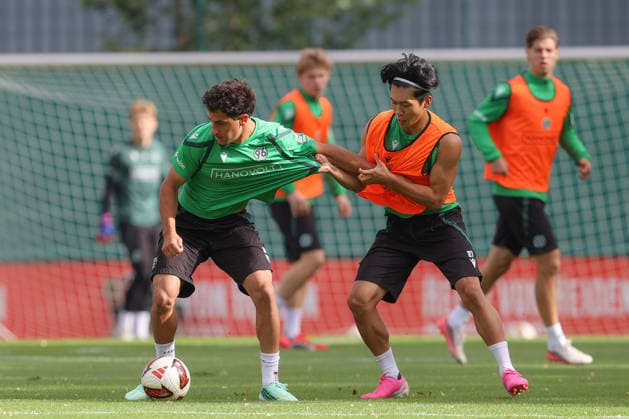21.09.2026, xtgx, Fussball - 2.Bundesliga Hannover 96 - Training emspor, v.l. Yunus Unal (Hannover, 24), Hayate Matsuda (Hannover, 27) Zweikampf, Duell, Kampf, tackle (DFL DFB REGULATIONS PROHIBIT ANY USE OF PHOTOGRAPHS as IMAGE SEQUENCES and or QUASI-VIDEO) Hannover
