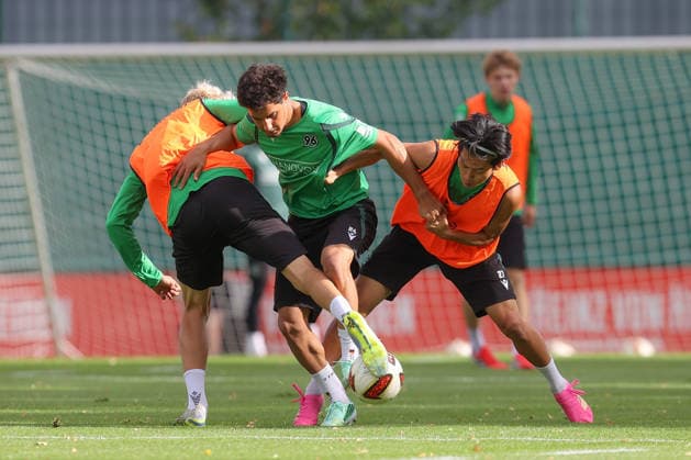 21.09.2026, xtgx, Fussball - 2.Bundesliga Hannover 96 - Training emspor, v.l. Jasper Fynn Reinhold (Hannover, 38), Yunus ooenal (Hannover, 24), Hayate Matsuda (Hannover, 27) Zweikampf, Duell, Kampf, tackle (DFL DFB REGULATIONS PROHIBIT ANY USE OF PHOTOGRAPHS as IMAGE SEQUENCES and or QUASI-VIDEO) Hannover