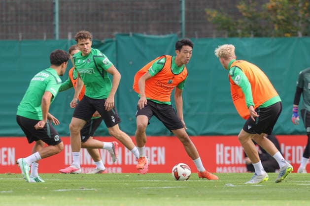 21.09.2026, xtgx, Fussball - 2.Bundesliga Hannover 96 - Training emspor, v.l. Asuma Ikari (Hannover, 32) am Ball, plays the ball (DFL DFB REGULATIONS PROHIBIT ANY USE OF PHOTOGRAPHS as IMAGE SEQUENCES and or QUASI-VIDEO) Hannover