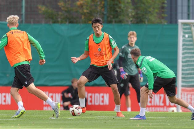 21.09.2026, xtgx, Fussball - 2.Bundesliga Hannover 96 - Training emspor, v.l. Asuma Ikari (Hannover, 32) am Ball, plays the ball (DFL DFB REGULATIONS PROHIBIT ANY USE OF PHOTOGRAPHS as IMAGE SEQUENCES and or QUASI-VIDEO) Hannover