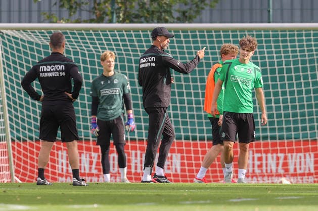 21.09.2026, xtgx, Fussball - 2.Bundesliga Hannover 96 - Training emspor, v.l. Sandro Wagner (Hannover, Trainer) gibt Anweisungen, gestikuliert mit den Armen, gesticulate, gives instructions (DFL DFB REGULATIONS PROHIBIT ANY USE OF PHOTOGRAPHS as IMAGE SEQUENCES and or QUASI-VIDEO) Hannover