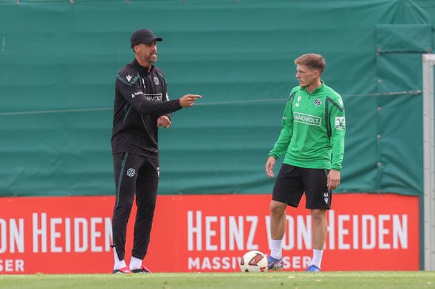 21.09.2026, xtgx, Fussball - 2.Bundesliga Hannover 96 - Training emspor, v.l. Sandro Wagner (Hannover, Trainer) gibt Anweisungen, gestikuliert mit den Armen, gesticulate, gives instructions Emir Sahiti (Hannover, 44) (DFL DFB REGULATIONS PROHIBIT ANY USE OF PHOTOGRAPHS as IMAGE SEQUENCES and or QUASI-VIDEO) Hannover