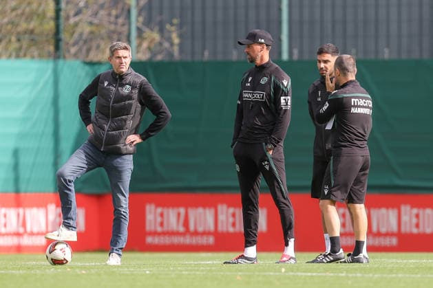 21.09.2026, xtgx, Fussball - 2.Bundesliga Hannover 96 - Training emspor, v.l. Sandro Wagner (Hannover, Trainer) gibt Anweisungen, gestikuliert mit den Armen, gesticulate, gives instructions (DFL DFB REGULATIONS PROHIBIT ANY USE OF PHOTOGRAPHS as IMAGE SEQUENCES and or QUASI-VIDEO) Hannover