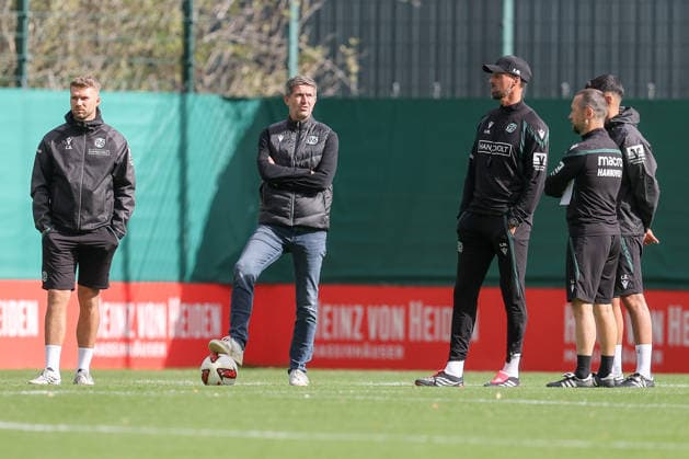 21.09.2026, xtgx, Fussball - 2.Bundesliga Hannover 96 - Training emspor, v.l. Ralf Becker (Hannover, Sportdirektor) und Sandro Wagner (Hannover, Trainer) (DFL DFB REGULATIONS PROHIBIT ANY USE OF PHOTOGRAPHS as IMAGE SEQUENCES and or QUASI-VIDEO) Hannover