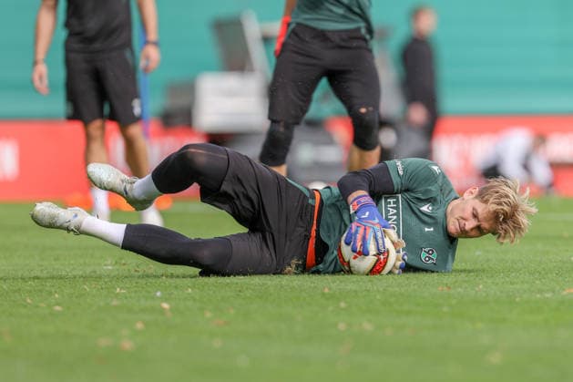 21.09.2026, xtgx, Fussball - 2.Bundesliga Hannover 96 - Training emspor, v.l. Pascal Loretz (Hannover, 1) am Ball, plays the ball (DFL DFB REGULATIONS PROHIBIT ANY USE OF PHOTOGRAPHS as IMAGE SEQUENCES and or QUASI-VIDEO) Hannover