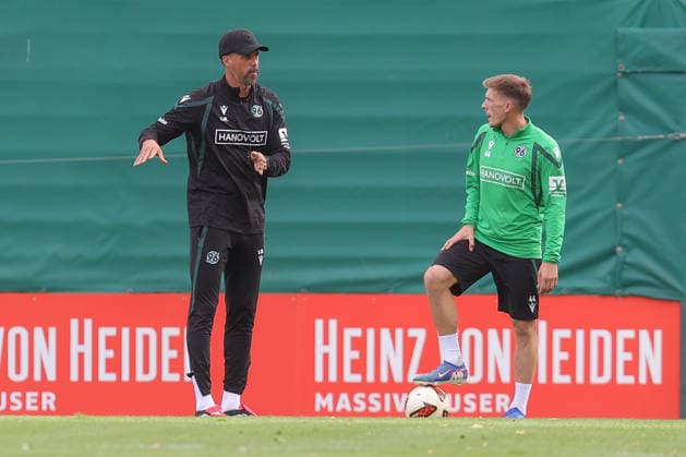 21.09.2026, xtgx, Fussball - 2.Bundesliga Hannover 96 - Training emspor, v.l. Sandro Wagner (Hannover, Trainer) und Emir Sahiti (Hannover, 44) im Gespräch (DFL DFB REGULATIONS PROHIBIT ANY USE OF PHOTOGRAPHS as IMAGE SEQUENCES and or QUASI-VIDEO) Hannover