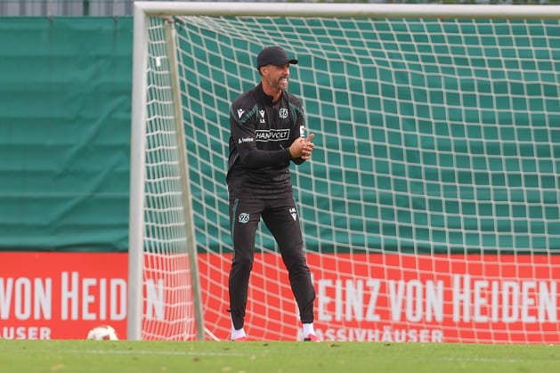 21.09.2026, xtgx, Fussball - 2.Bundesliga Hannover 96 - Training emspor, v.l. Sandro Wagner (Hannover, Trainer) gibt Anweisungen, gestikuliert mit den Armen, gesticulate, gives instructions (DFL DFB REGULATIONS PROHIBIT ANY USE OF PHOTOGRAPHS as IMAGE SEQUENCES and or QUASI-VIDEO) Hannover