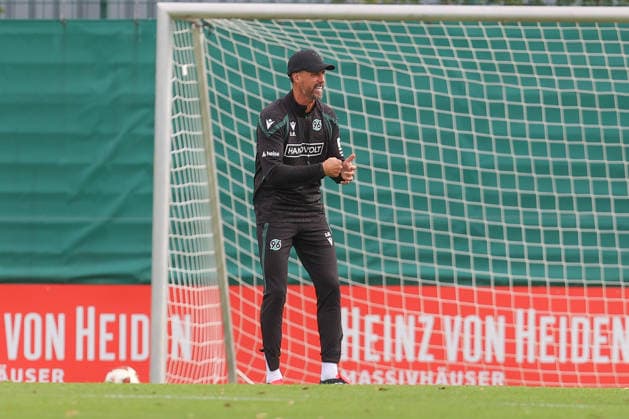 21.09.2026, xtgx, Fussball - 2.Bundesliga Hannover 96 - Training emspor, v.l. Sandro Wagner (Hannover, Trainer) gibt Anweisungen, gestikuliert mit den Armen, gesticulate, gives instructions (DFL DFB REGULATIONS PROHIBIT ANY USE OF PHOTOGRAPHS as IMAGE SEQUENCES and or QUASI-VIDEO) Hannover