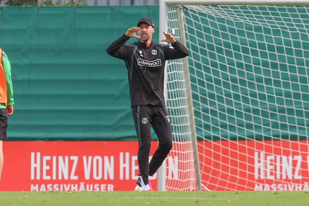 21.09.2026, xtgx, Fussball - 2.Bundesliga Hannover 96 - Training emspor, v.l. Sandro Wagner (Hannover, Trainer) gibt Anweisungen, gestikuliert mit den Armen, gesticulate, gives instructions (DFL DFB REGULATIONS PROHIBIT ANY USE OF PHOTOGRAPHS as IMAGE SEQUENCES and or QUASI-VIDEO) Hannover