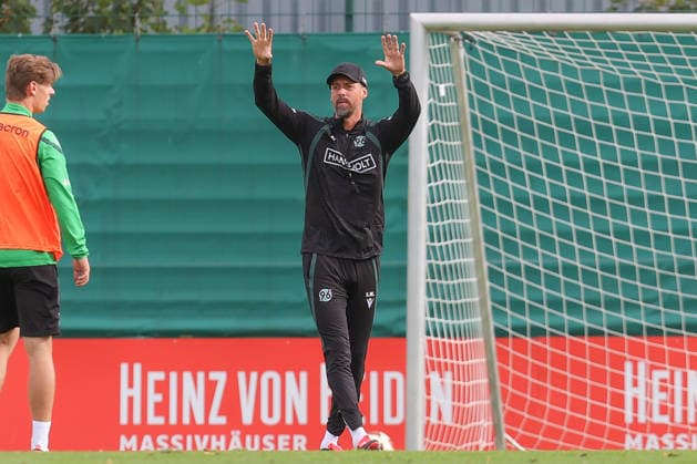 21.09.2026, xtgx, Fussball - 2.Bundesliga Hannover 96 - Training emspor, v.l. Sandro Wagner (Hannover, Trainer) gibt Anweisungen, gestikuliert mit den Armen, gesticulate, gives instructions (DFL DFB REGULATIONS PROHIBIT ANY USE OF PHOTOGRAPHS as IMAGE SEQUENCES and or QUASI-VIDEO) Hannover