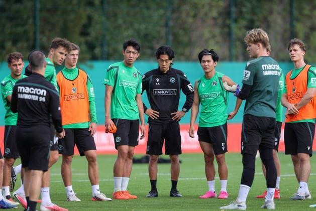 21.09.2026, xtgx, Fussball - 2.Bundesliga Hannover 96 - Training emspor, v.l. Asuma Ikari (Hannover, 32), Hayate Matsuda (Hannover, 27) (DFL DFB REGULATIONS PROHIBIT ANY USE OF PHOTOGRAPHS as IMAGE SEQUENCES and or QUASI-VIDEO) Hannover