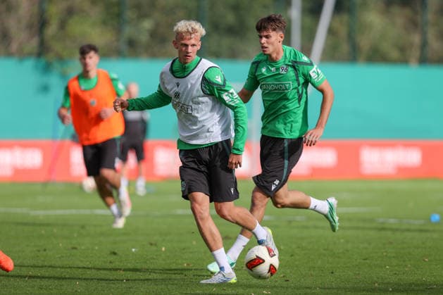 21.09.2026, xtgx, Fussball - 2.Bundesliga Hannover 96 - Training emspor, v.l. Jasper Reinhold (Hannover) am Ball, plays the ball (DFL DFB REGULATIONS PROHIBIT ANY USE OF PHOTOGRAPHS as IMAGE SEQUENCES and or QUASI-VIDEO) Hannover