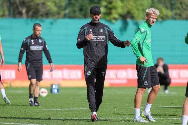 21.09.2026, xtgx, Fussball - 2.Bundesliga Hannover 96 - Training emspor, v.l. Sandro Wagner (Hannover, Trainer) gibt Anweisungen, gestikuliert mit den Armen, gesticulate, gives instructions (DFL DFB REGULATIONS PROHIBIT ANY USE OF PHOTOGRAPHS as IMAGE SEQUENCES and or QUASI-VIDEO) Hannover