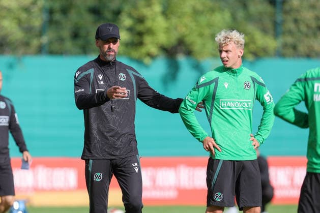 21.09.2026, xtgx, Fussball - 2.Bundesliga Hannover 96 - Training emspor, v.l. Sandro Wagner (Hannover, Trainer) und Jasper Reinhold (DFL DFB REGULATIONS PROHIBIT ANY USE OF PHOTOGRAPHS as IMAGE SEQUENCES and or QUASI-VIDEO) Hannover