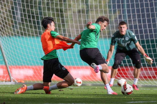 21.09.2026, xtgx, Fussball - 2.Bundesliga Hannover 96 - Training emspor, v.l. Asuma Ikari (Hannover), Benedikt Pichler (Hannover, 11) Zweikampf, Duell, Kampf, tackle (DFL DFB REGULATIONS PROHIBIT ANY USE OF PHOTOGRAPHS as IMAGE SEQUENCES and or QUASI-VIDEO) Hannover