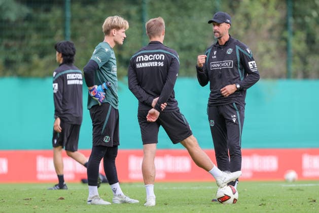 21.09.2026, xtgx, Fussball - 2.Bundesliga Hannover 96 - Training emspor, v.l. Sandro Wagner (Hannover, Trainer) im Gespräch mit Pascal Loretz (Hannover, 1) (DFL DFB REGULATIONS PROHIBIT ANY USE OF PHOTOGRAPHS as IMAGE SEQUENCES and or QUASI-VIDEO) Hannover