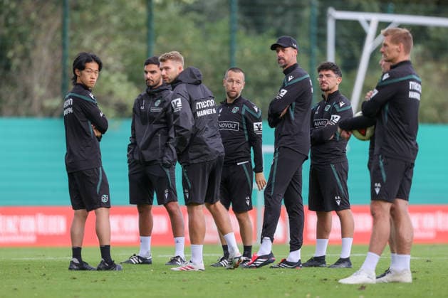 21.09.2026, xtgx, Fussball - 2.Bundesliga Hannover 96 - Training emspor, v.l. Das Trainerteam um Sandro Wagner (Hannover, Trainer) (DFL DFB REGULATIONS PROHIBIT ANY USE OF PHOTOGRAPHS as IMAGE SEQUENCES and or QUASI-VIDEO) Hannover