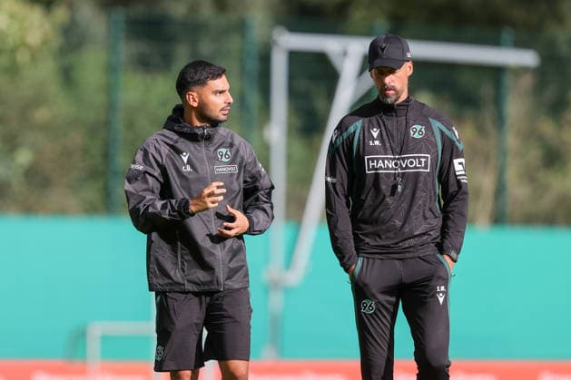 21.09.2026, xtgx, Fussball - 2.Bundesliga Hannover 96 - Training emspor, v.l. Sandro Wagner (Hannover, Trainer) und Cor Trainer Can Ünal (Hannover) (DFL DFB REGULATIONS PROHIBIT ANY USE OF PHOTOGRAPHS as IMAGE SEQUENCES and or QUASI-VIDEO) Hannover