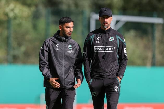 21.09.2026, xtgx, Fussball - 2.Bundesliga Hannover 96 - Training emspor, v.l. Sandro Wagner (Hannover, Trainer) und Cor Trainer Can Ünal (Hannover) (DFL DFB REGULATIONS PROHIBIT ANY USE OF PHOTOGRAPHS as IMAGE SEQUENCES and or QUASI-VIDEO) Hannover
