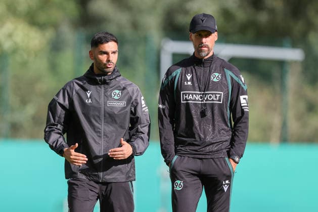 21.09.2026, xtgx, Fussball - 2.Bundesliga Hannover 96 - Training emspor, v.l. Sandro Wagner (Hannover, Trainer) und Cor Trainer Can Ünal (Hannover) (DFL DFB REGULATIONS PROHIBIT ANY USE OF PHOTOGRAPHS as IMAGE SEQUENCES and or QUASI-VIDEO) Hannover
