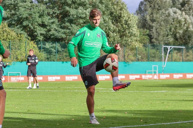 21.09.2026, xtgx, Fussball - 2.Bundesliga Hannover 96 - Training emspor, v.l. Tim van den Heuvel (Hannover) am Ball, plays the ball (DFL DFB REGULATIONS PROHIBIT ANY USE OF PHOTOGRAPHS as IMAGE SEQUENCES and or QUASI-VIDEO) Hannover